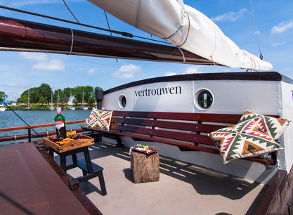 „Willkommen an Bord“ der Vertrouwen in Enkhuizen zu acht genussvollen Segeltagen auf dem IJsselmeer und / oder im Weltnaturerbe Wattenmeer